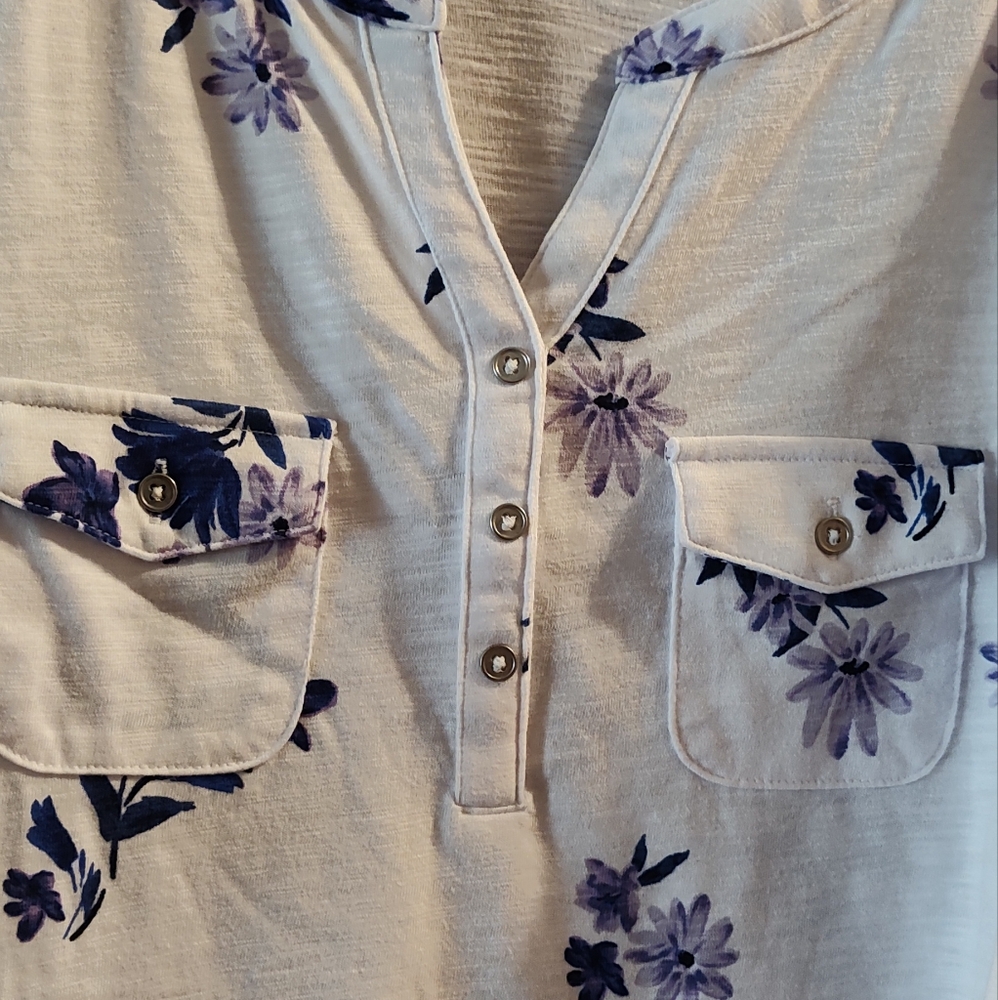 Croft and Barrow roll tab v-neck medium shirt - Picture 2 of 5